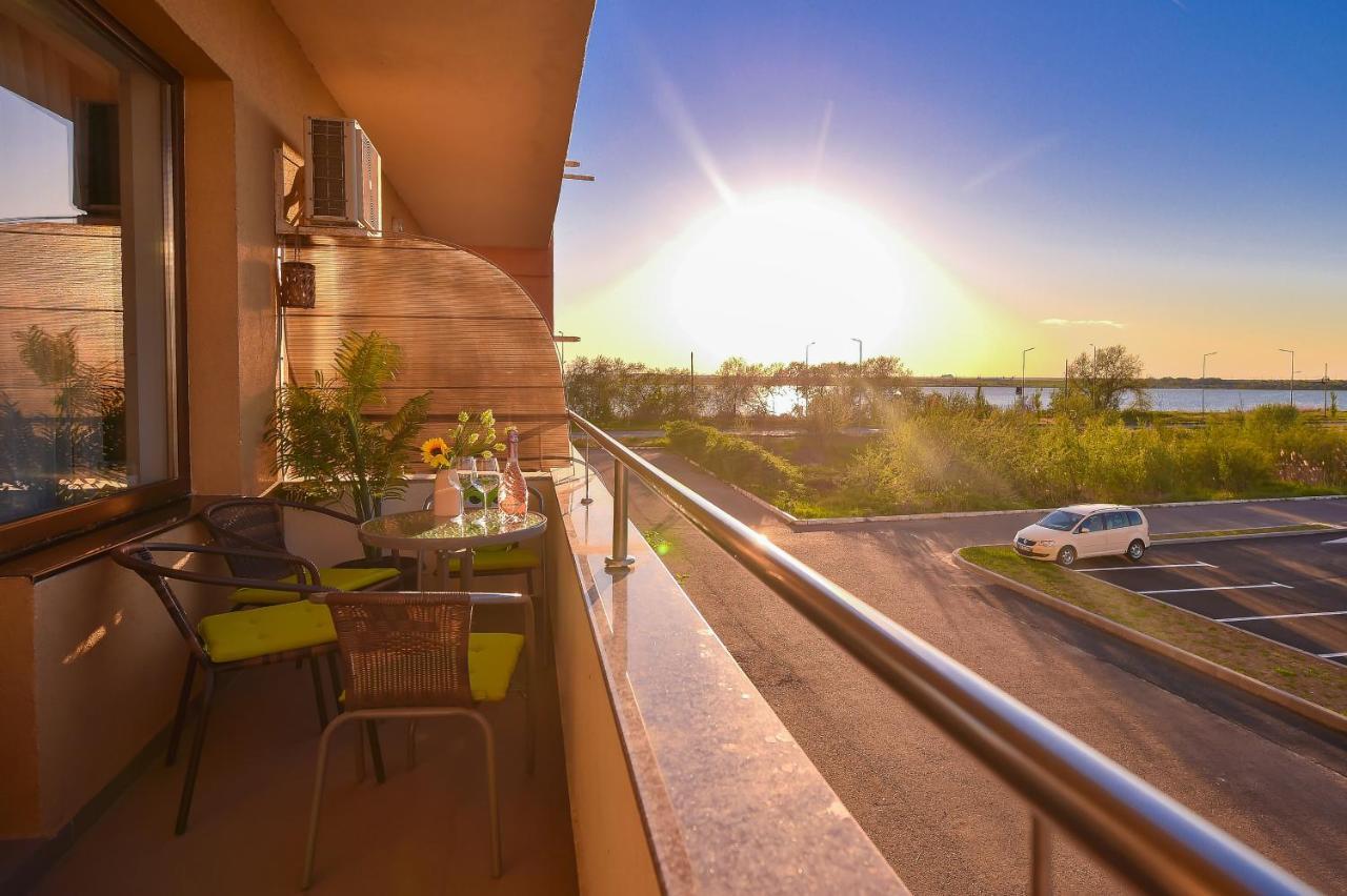 Apartment Summerland Mamaia Exterior photo